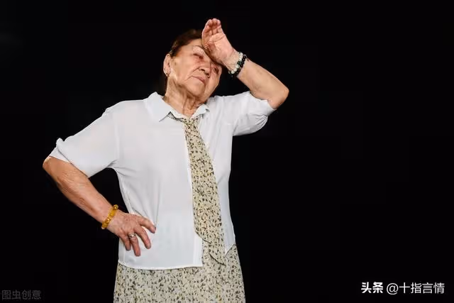 59歲阿姨住養老院,子女一年不曾看望一次,兒媳:家都被你攪渾了