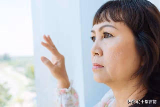 59歲阿姨住養老院,子女一年不曾看望一次,兒媳:家都被你攪渾了
