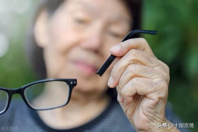 59歲阿姨住養老院，子女一年不曾看望一次，兒媳：家都被你攪渾了