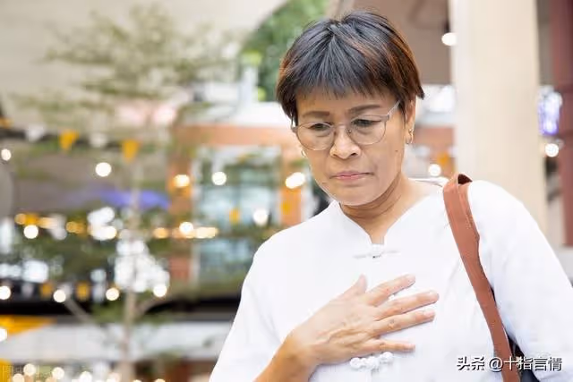 59歲阿姨住養老院，子女一年不曾看望一次，兒媳：家都被你攪渾了
