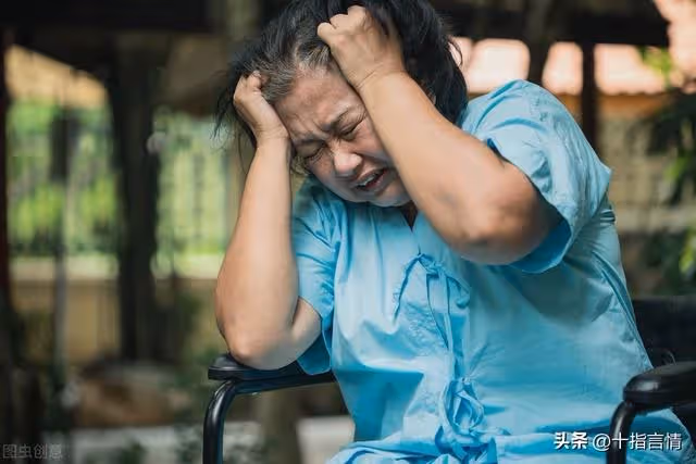 59歲阿姨住養老院,子女一年不曾看望一次,兒媳:家都被你攪渾了