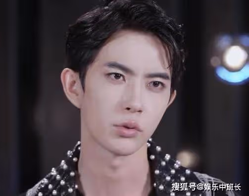 明星賺錢多容易?綜藝用替身,缺席划水還一路被捧,這才叫皇!