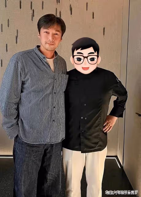 39歲胡歌近照曝光,外出慶生吃牛排,臉色通紅與友人合影