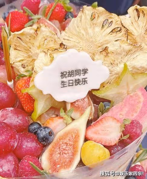 39歲胡歌近照曝光,外出慶生吃牛排,臉色通紅與友人合影