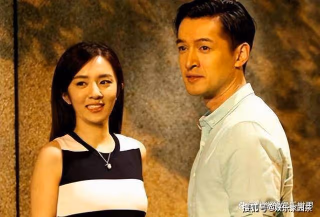39歲胡歌近照曝光,外出慶生吃牛排,臉色通紅與友人合影