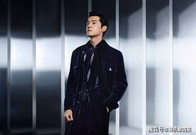 39歲胡歌近照曝光,外出慶生吃牛排,臉色通紅與友人合影
