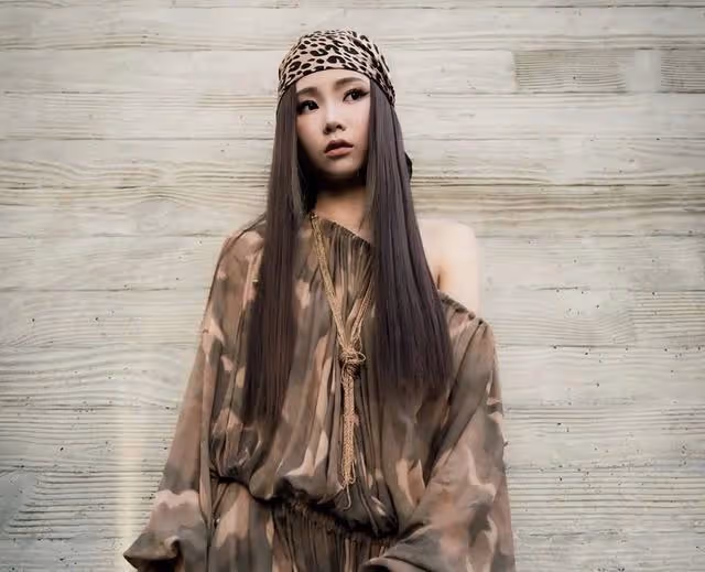 TVB前女星再陷整容風波！化濃妝一改清純模樣，自覺是純天然美女
