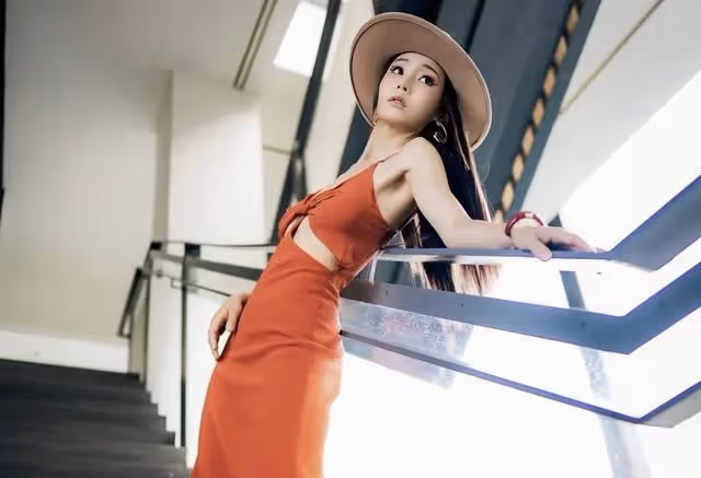 TVB前女星再陷整容風波！化濃妝一改清純模樣，自覺是純天然美女