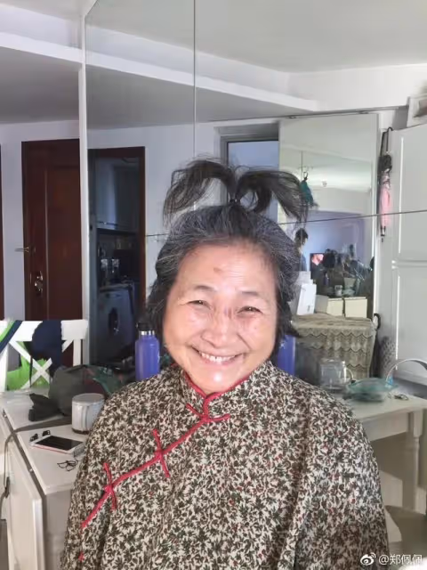 知名「武打皇后」近況曝光！76歲坐輪椅出行，去年升級做外婆