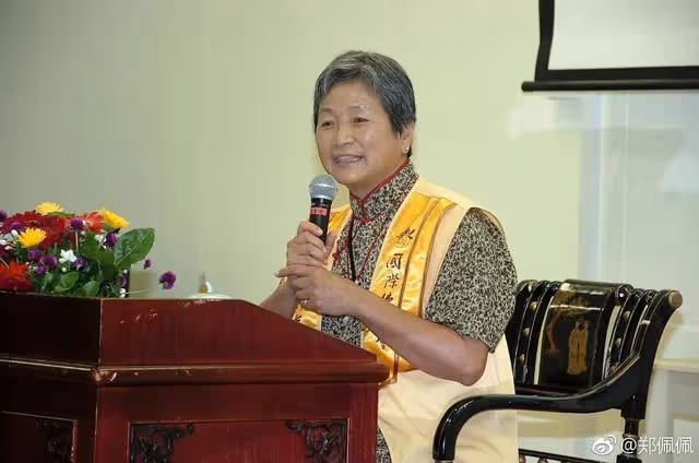知名「武打皇后」近況曝光！76歲坐輪椅出行，去年升級做外婆