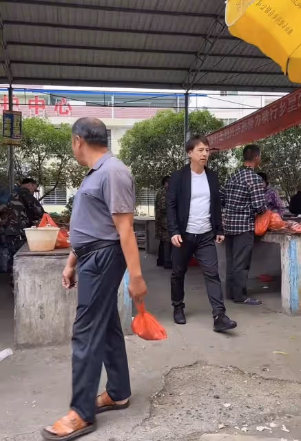 60歲港圈戲骨長居湖南！不戴口罩在農村菜場趕集，打扮樸素無人識