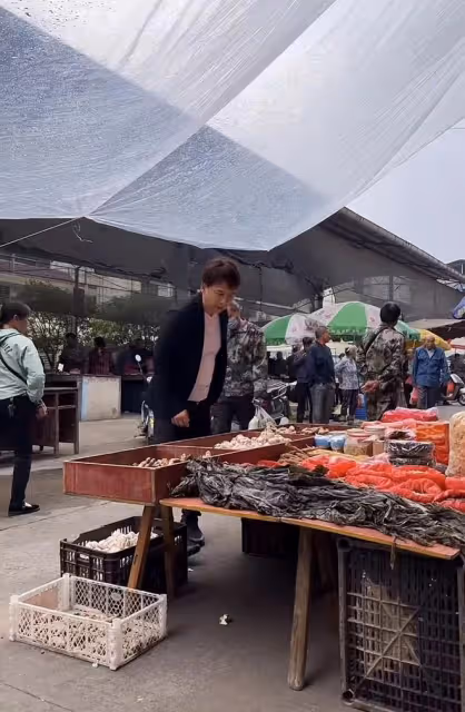 60歲港圈戲骨長居湖南！不戴口罩在農村菜場趕集，打扮樸素無人識