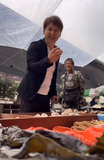 60歲港圈戲骨長居湖南！不戴口罩在農村菜場趕集，打扮樸素無人識