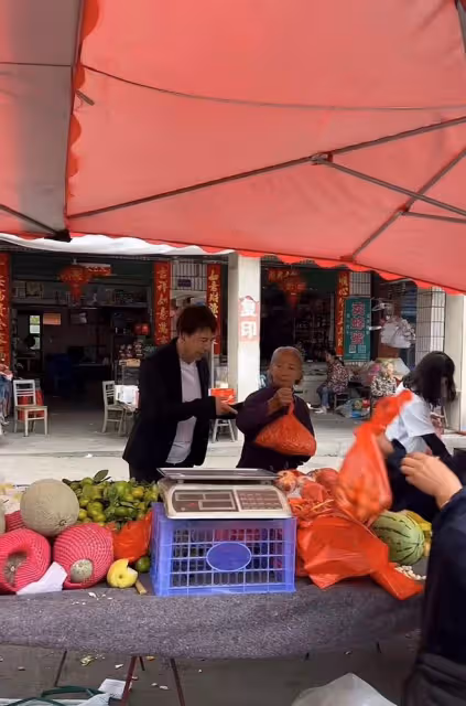 60歲港圈戲骨長居湖南！不戴口罩在農村菜場趕集，打扮樸素無人識