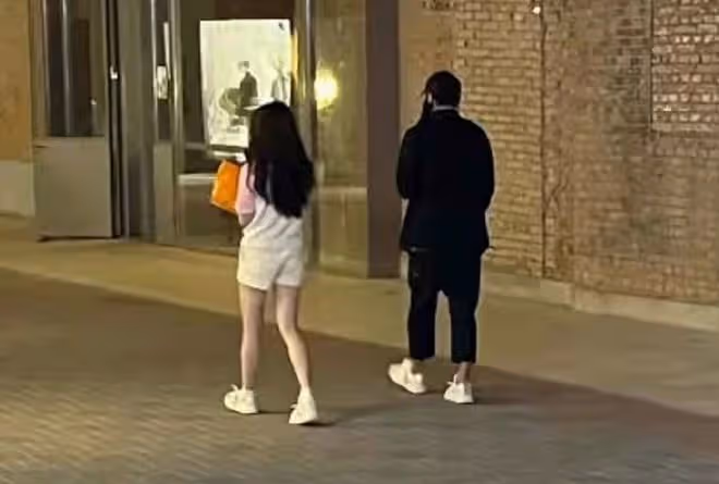 陳思誠帶新女友逛街，女方穿短褲炫白嫩長腿，懷抱購物袋手提不下