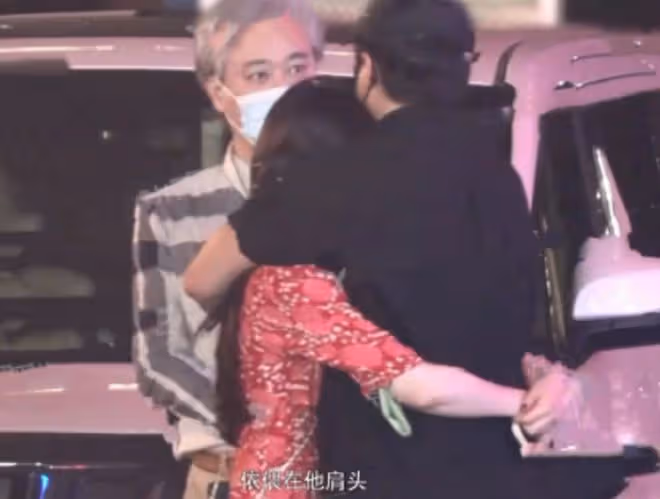 陳思誠帶新女友逛街，女方穿短褲炫白嫩長腿，懷抱購物袋手提不下