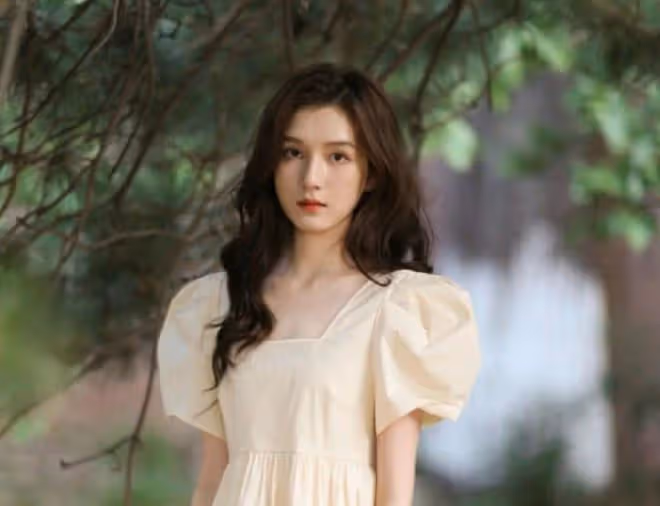 陳思誠帶新女友逛街，女方穿短褲炫白嫩長腿，懷抱購物袋手提不下
