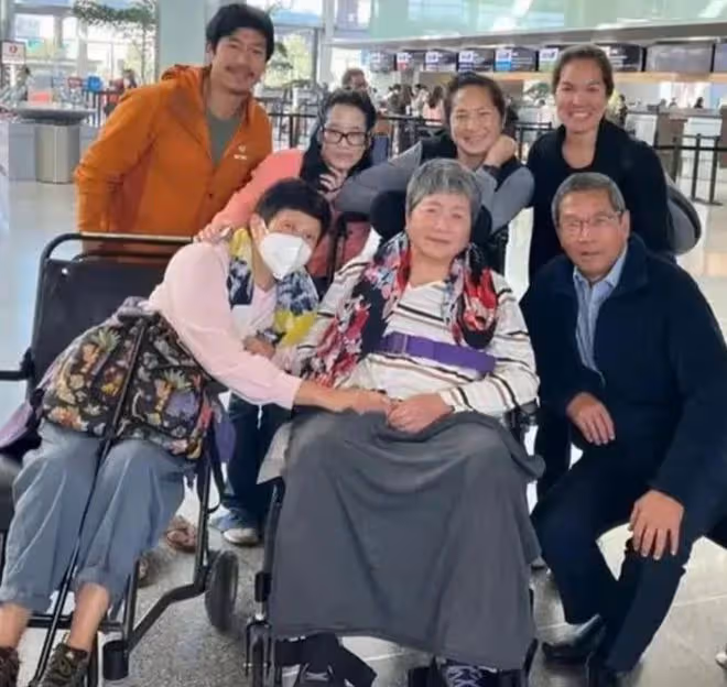 恭喜！76歲鄭佩佩榮升婆婆，兒子宣布迎娶洋女友，全家定居國外