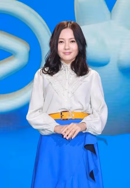 李麗珍又美出圈了，穿斜肩連衣裙嫵媚動人，一雙長腿纖細筆直，55歲依然風韻猶存