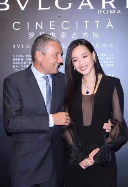 舒淇越來越有女人味，穿黑色連衣裙高級大氣，美得讓人移不開眼，看旁邊老外表情就知道了