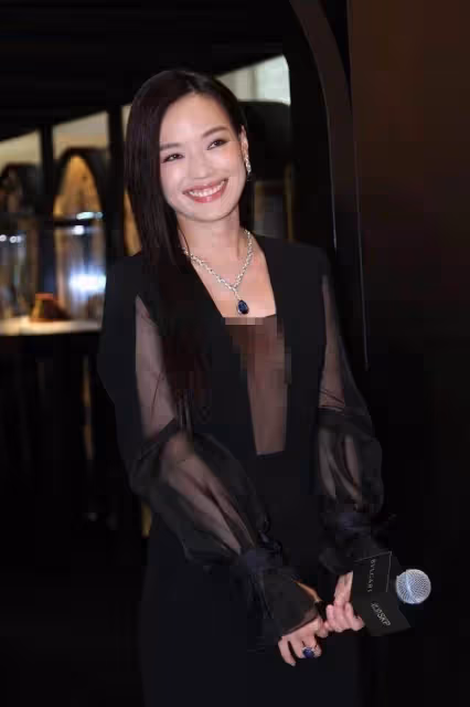 舒淇越來越有女人味，穿黑色連衣裙高級大氣，美得讓人移不開眼，看旁邊老外表情就知道了
