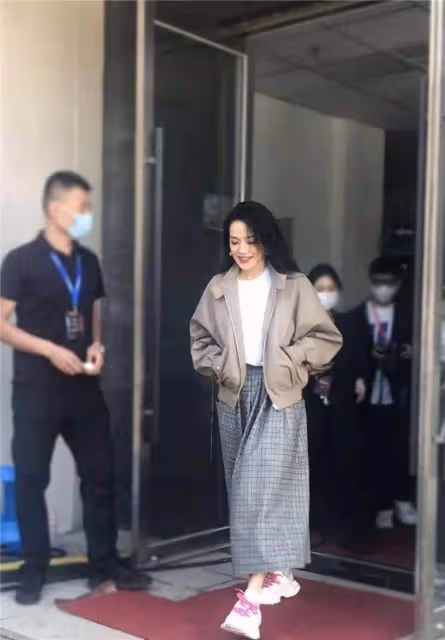 舒淇越來越有女人味，穿黑色連衣裙高級大氣，美得讓人移不開眼，看旁邊老外表情就知道了