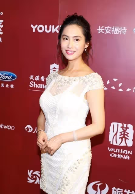 朱茵的身材保持超好，穿白裙看得出S曲線，50歲面容也有無醫美感覺，網友：歲月不敗美人
