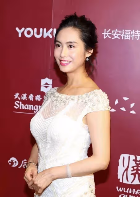 朱茵的身材保持超好，穿白裙看得出S曲線，50歲面容也有無醫美感覺，網友：歲月不敗美人