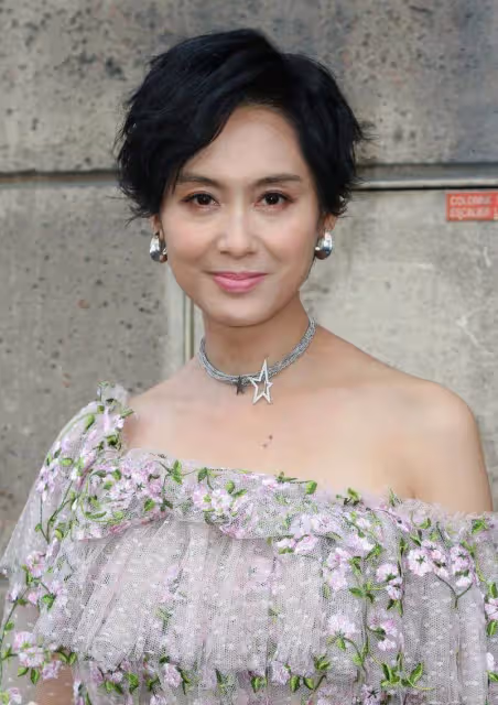 朱茵的身材保持超好，穿白裙看得出S曲線，50歲面容也有無醫美感覺，網友：歲月不敗美人