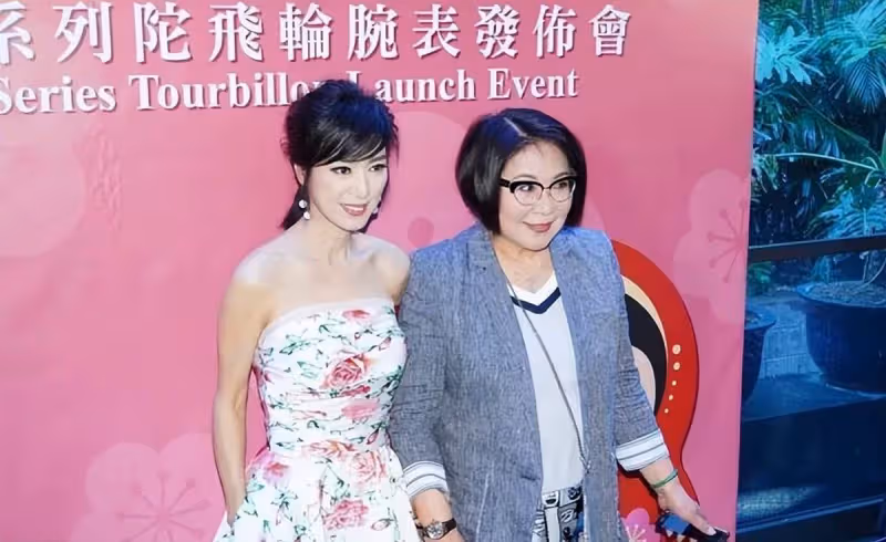 米雪近況曝光！66歲挑戰印花抹胸裙，自信十足凸顯魅力，網友：比年輕時還美