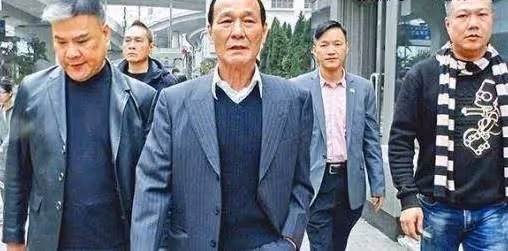 他是李小龍唯一承認的對手，當年真正的大佬，豪車無數