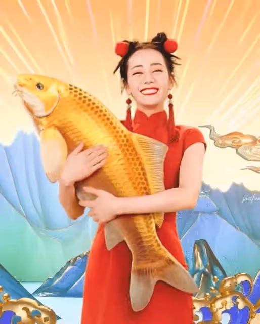 趙露思挑戰紅色旗袍裝，意外撞衫迪麗熱巴，網友：才知瘦子和微胖的區別！
