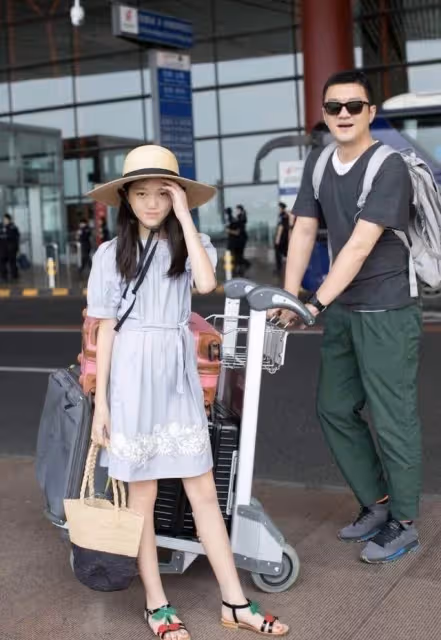 王菲女兒機場偶遇張柏芝,李嫣脫口而出一句話,網友:家教沒誰了