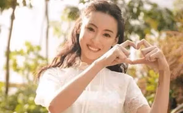 王菲女兒機場偶遇張柏芝,李嫣脫口而出一句話,網友:家教沒誰了