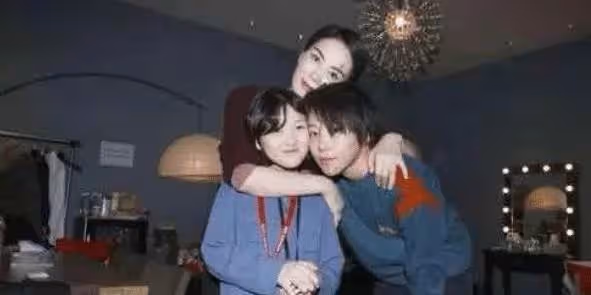 王菲女兒機場偶遇張柏芝,李嫣脫口而出一句話,網友:家教沒誰了