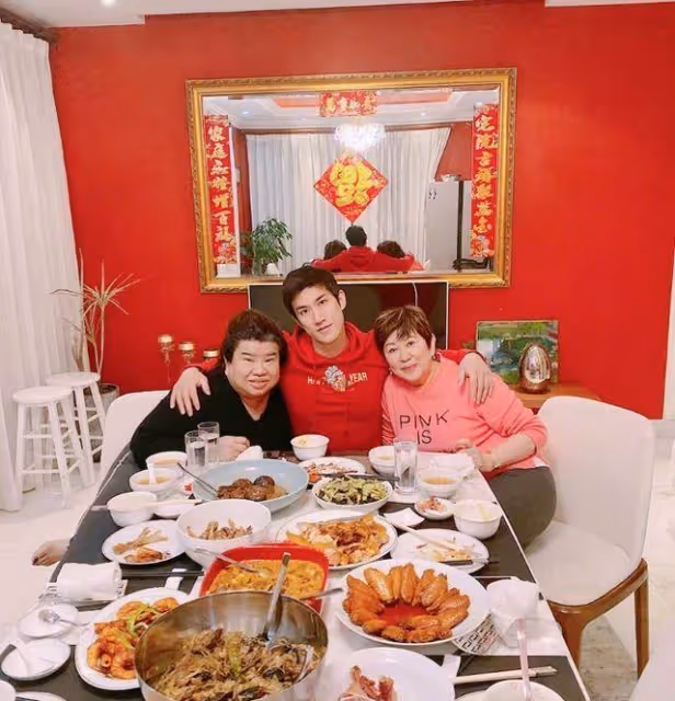參觀李治廷在香港的家,裝修充滿中國風,家裡整面墻壁都刷成紅色