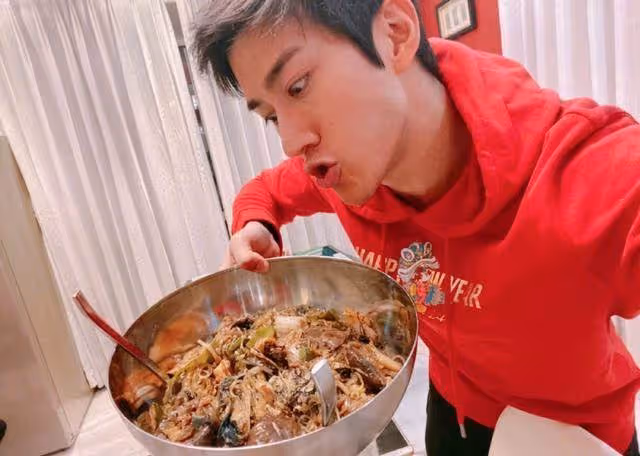 參觀李治廷在香港的家,裝修充滿中國風,家裡整面墻壁都刷成紅色