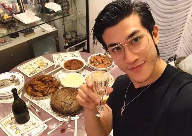 參觀李治廷在香港的家,裝修充滿中國風,家裡整面墻壁都刷成紅色