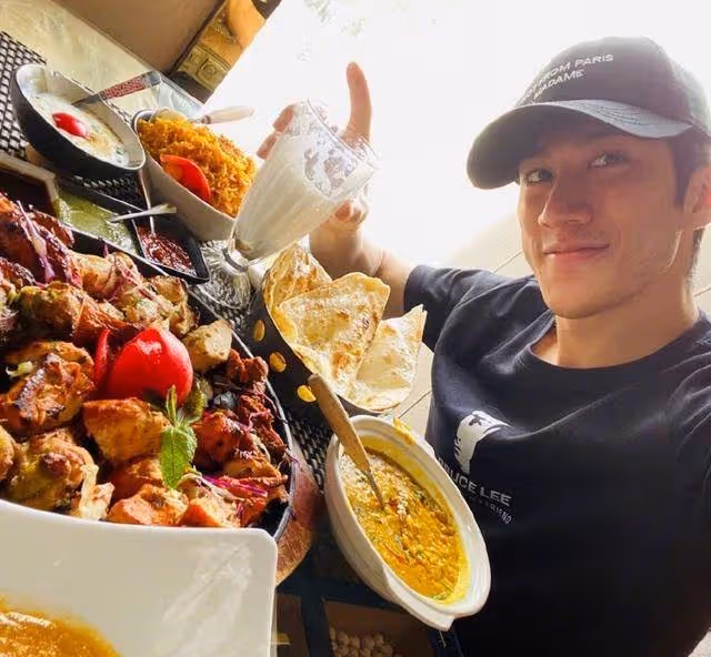 參觀李治廷在香港的家,裝修充滿中國風,家裡整面墻壁都刷成紅色