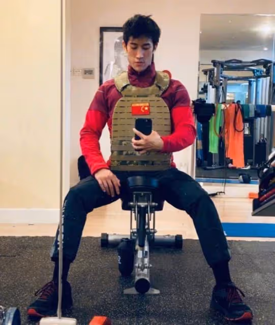 參觀李治廷在香港的家,裝修充滿中國風,家裡整面墻壁都刷成紅色