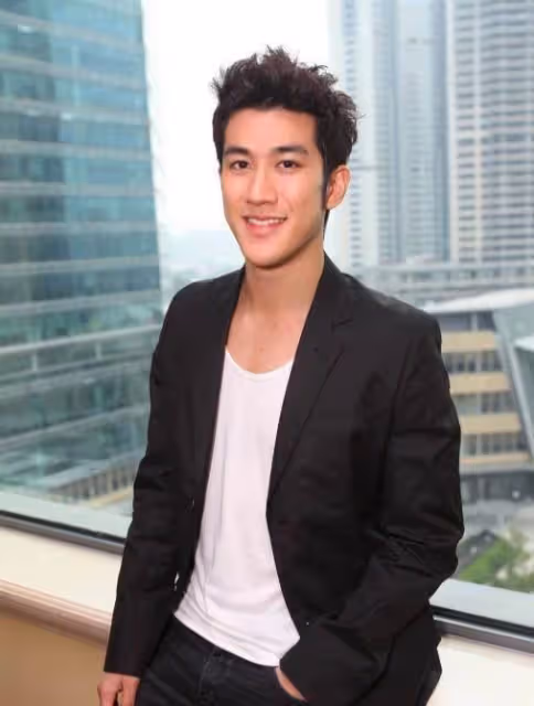 參觀李治廷在香港的家,裝修充滿中國風,家裡整面墻壁都刷成紅色