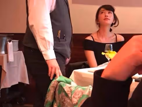 女神已成為人母!林志玲在紐約高檔餐廳被偶遇,47歲膚白貌美,戴9萬元手鐲露鎖骨