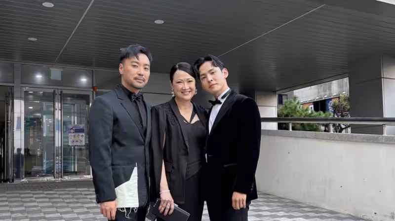 洪慧芳踏上釜山電影節開幕禮紅毯　鄭各評樂當「背後的男人」