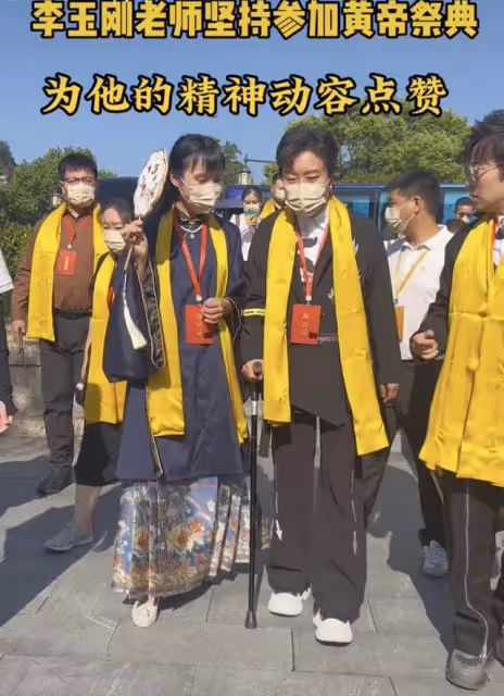 44歲李玉剛拄拐杖祭典,爬百步階梯靠人攙扶,滿臉痛苦身體引擔憂