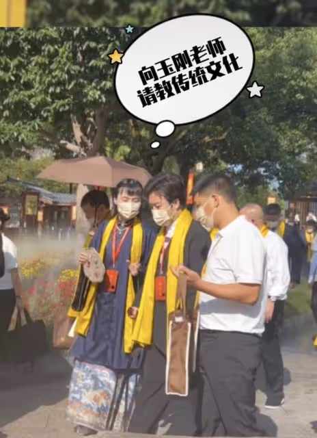 44歲李玉剛拄拐杖祭典,爬百步階梯靠人攙扶,滿臉痛苦身體引擔憂