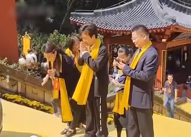 44歲李玉剛拄拐杖祭典,爬百步階梯靠人攙扶,滿臉痛苦身體引擔憂