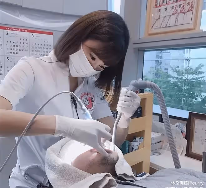 95後性感牙醫走紅,甜美顏值,身材迷人,網友:有她拔牙不怕了