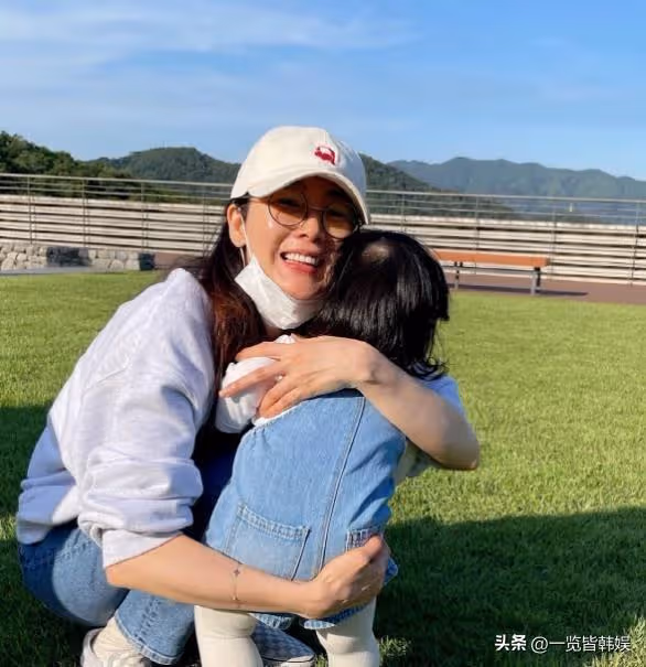 崔智友曬2歲女兒近照 與小9歲圈外人結婚引非議 曾出演韓劇冬季戀歌