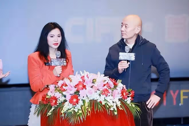 59歲女星張曉敏定居國外近況!染金髮化大濃妝,指變化太大難辨認