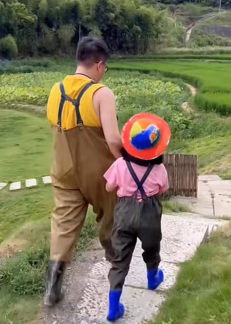 郝劭文國慶帶娃出遊,7歲繼女已改口叫爸爸,網友:他老婆真幸運